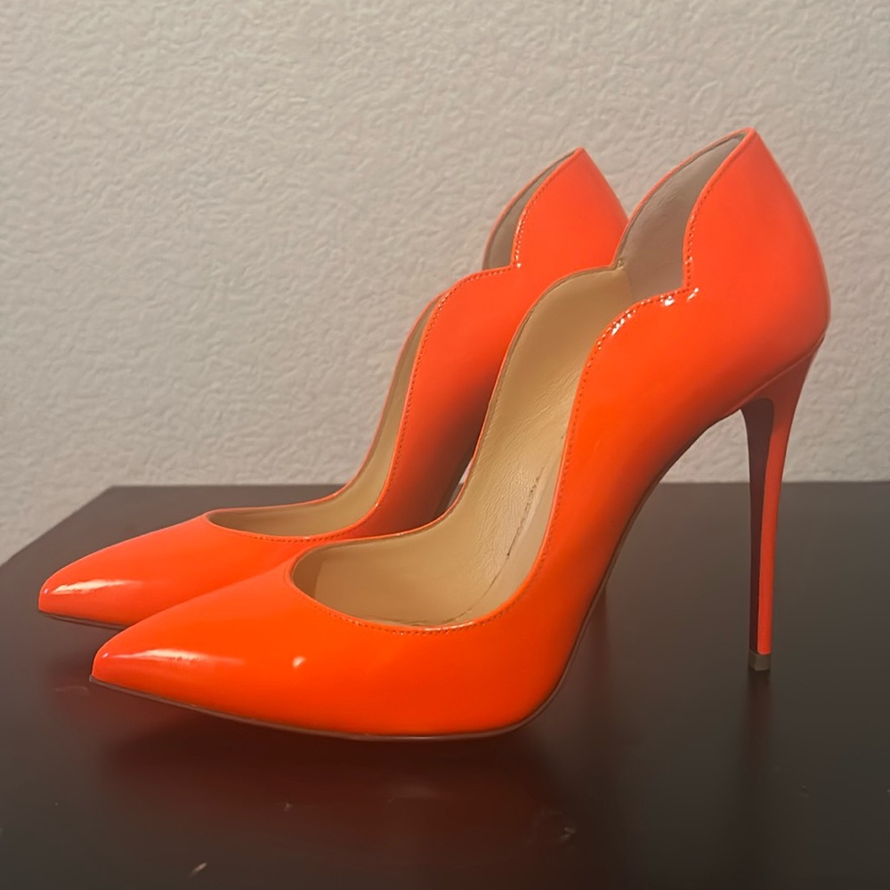 Christian Louboutin
Orange
Leather & Suede Trim
Pointed-Toes